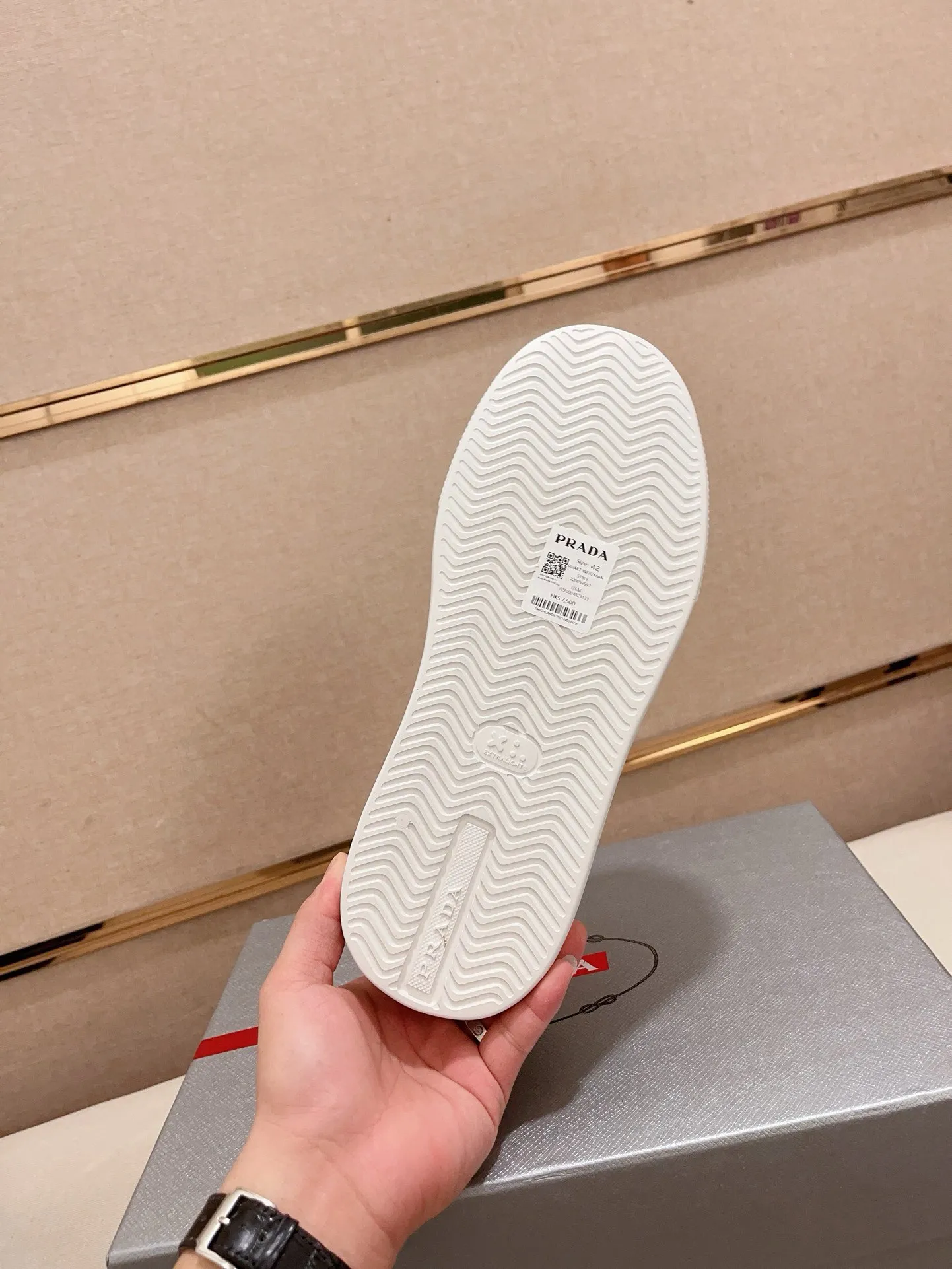 Men's shoes 💰 580💰 ✔️✔️✔️High-quality new PRADA counters are launched at the same time. The new men's shoes and 😘fabrics are selected from first-layer cowhide and are made by pure handicrafts. Lining: Full cowhide lining. 👍🏿 High-end ☄️ air-cushion molded anti-slip rubber outsole, exquisite lines, simple and elegant, comfortable and high-end for leisure travel. Code number: 38 to 44 (45 can be customized)